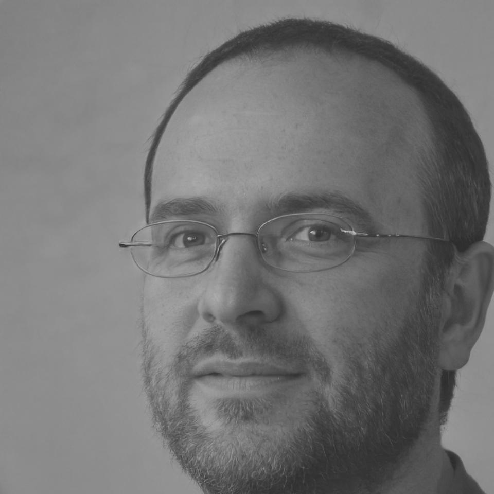 Finanzkommunikationsexperte in professioneller Beratungssituation